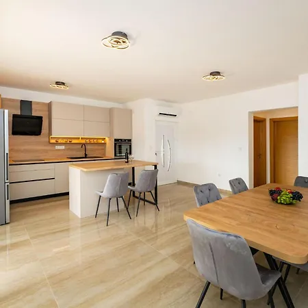 3 Bedroom Stunning In *