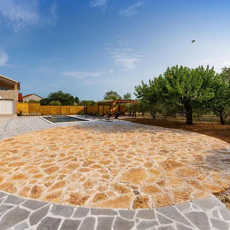 3 Bedroom Stunning In Holiday home Benkovac