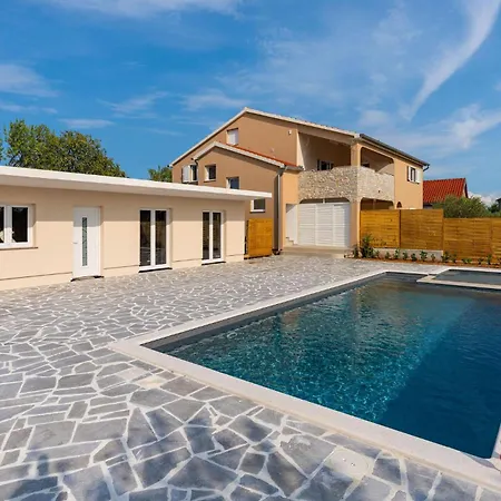3 Bedroom Stunning In *
